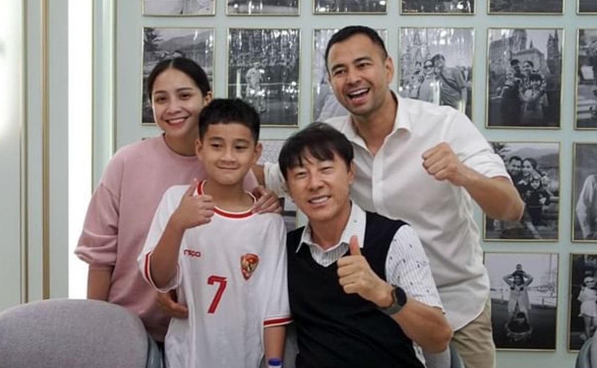 TOP PAY 2 Potret Gaya Rafathar Pakai Jersey Timnas Indonesia demi Sambut Shin Tae-yong di Andara