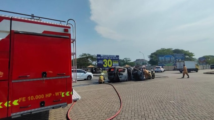 TOP INDO Breaking News! Kecelakaan Beruntun di Pantai Indah Kapuk, Toyota Alphard Hangus Terbakar