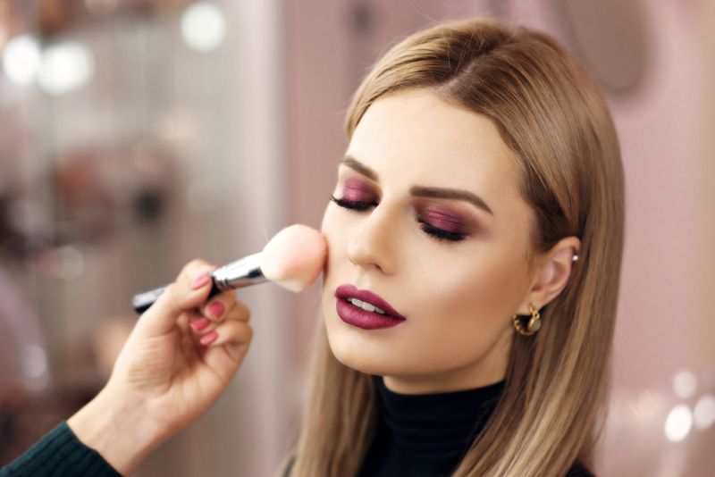 Cuaca Panas Bikin Kulit Jadi Kering, Begini 7 Tips Makeup Mengakalinya