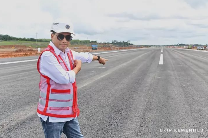 TOP INDO Ditumpangi Menhub, Pesawat Jet Mendarat di Bandara IKN