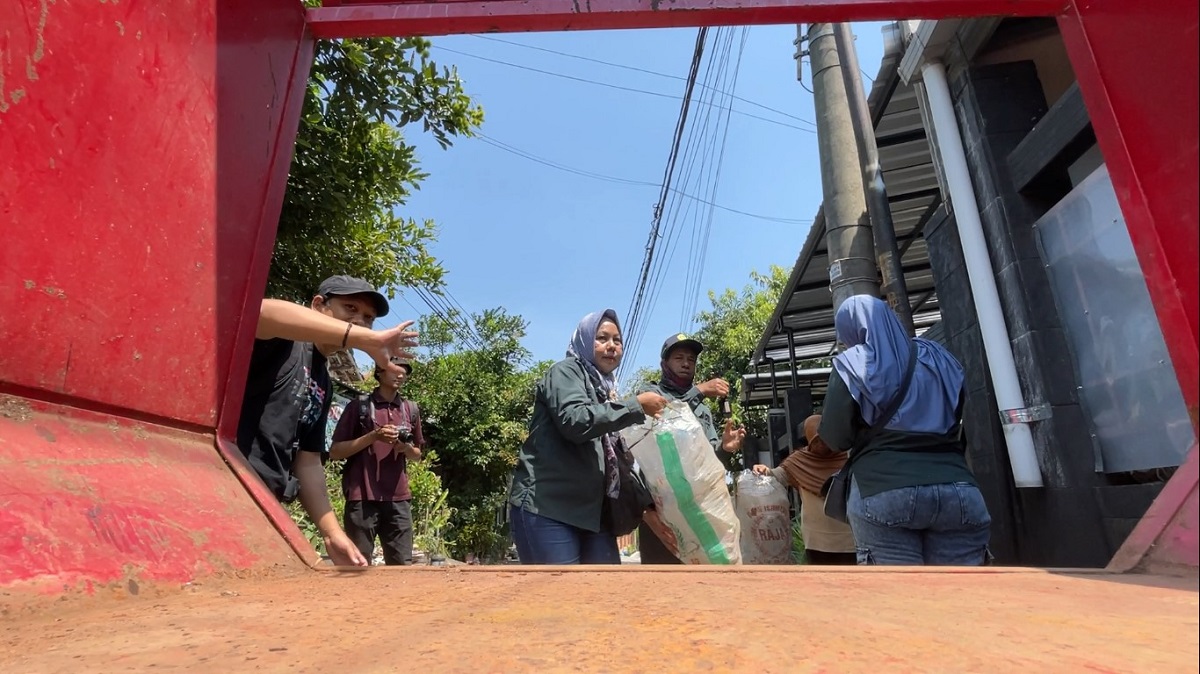 INDO PAY Impian Haji Nenek Sarah Dimulai dari Botol dan Kardus