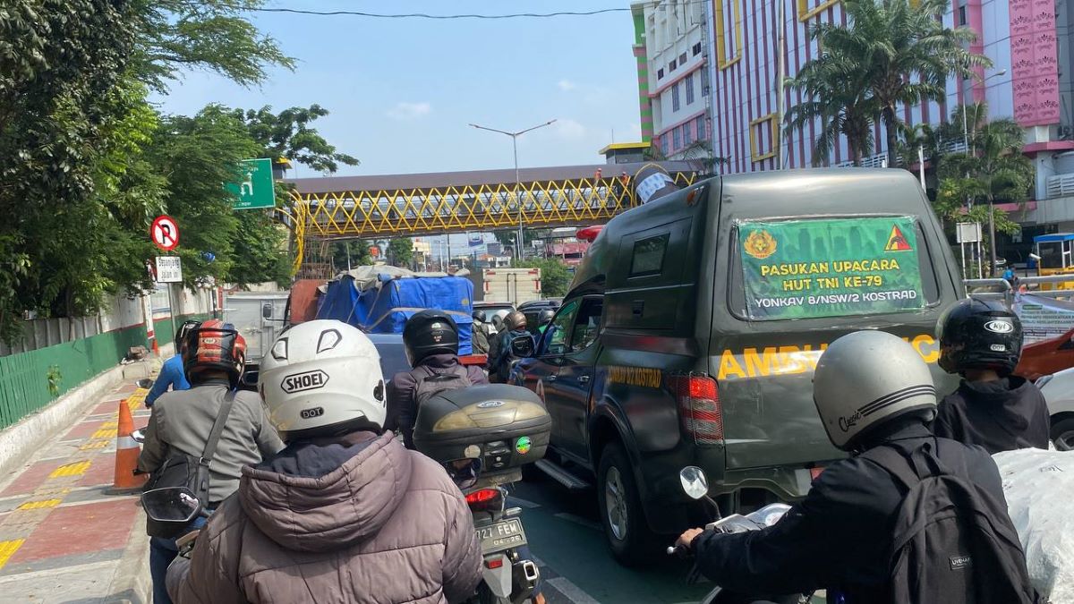 TOP INDO Macet Parah Simpang Tiga Dewi Sartika, Jarak 600 Meter Ditempuh 15 Menit