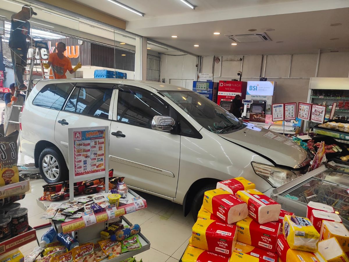 INDO PAY Minibus Seruduk Minimarket di Depok, Begini Kronologinya