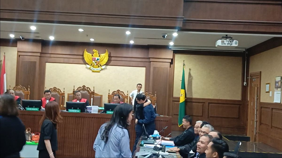 TOP INDO Momen Harvey Moeis Peluk dan Cium Tangan Sandra Dewi di Ruang Sidang