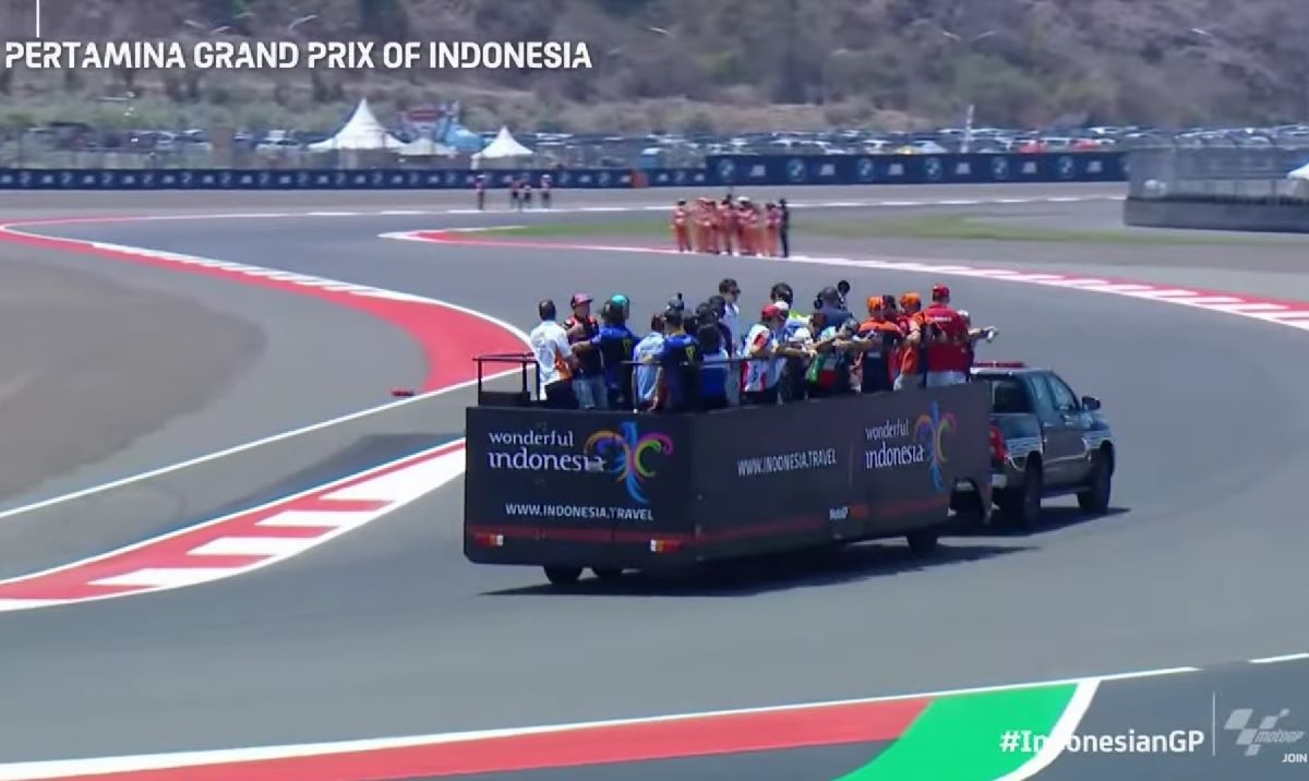 TOP INDO MotoGP Mandalika 2024: Pakai Mobil Parade, Para Pembalap Sapa Penonton Secara Langsung di Sirkuit Mandalika