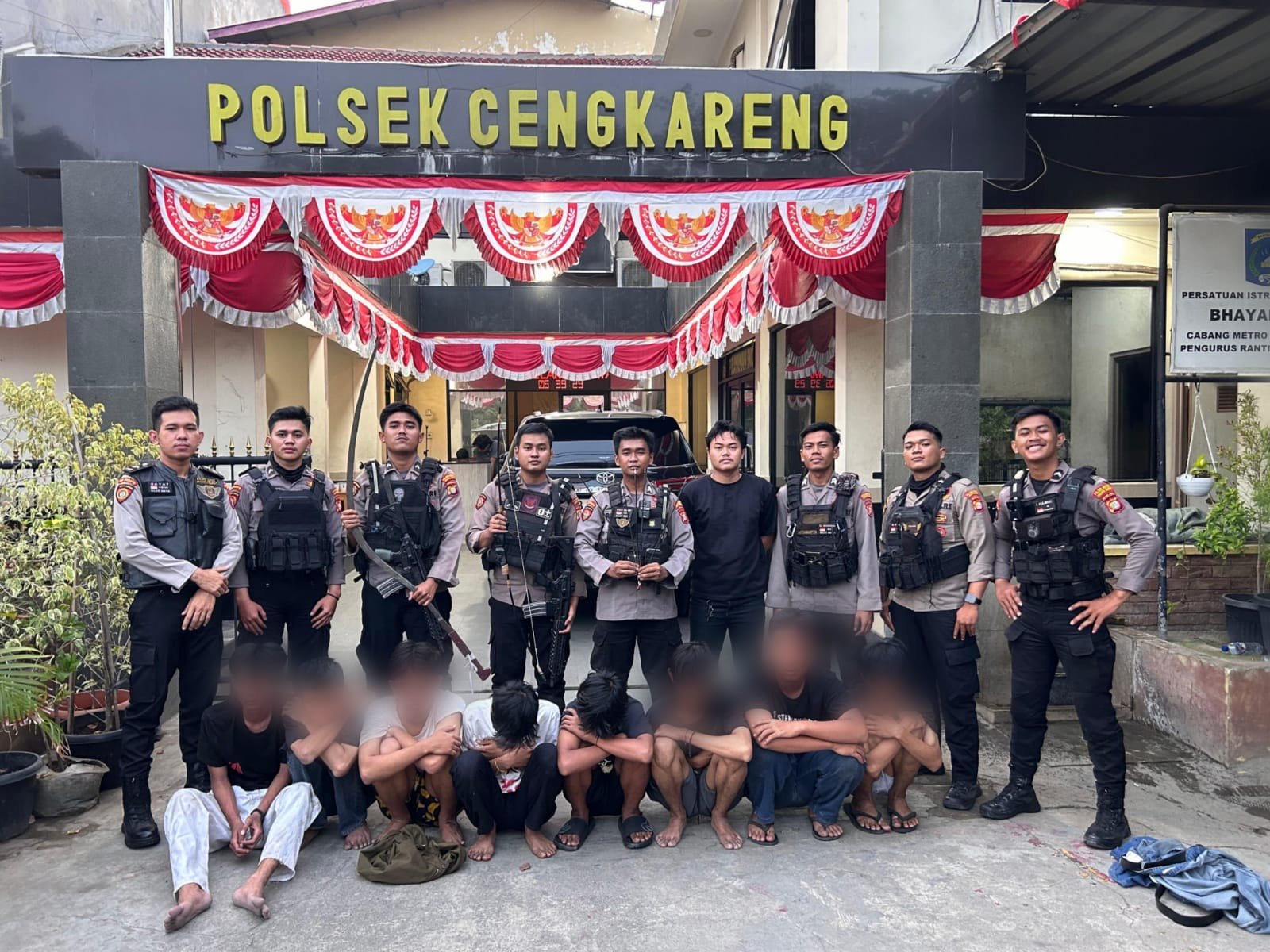 TOP INDO Polisi Tangkap 8 Remaja Hendak Tawuran di Cengkareng Jakbar, Sita Celurit hingga Panah