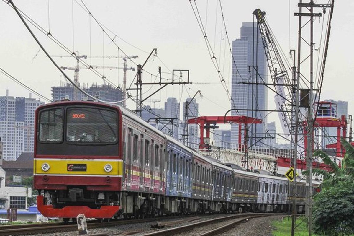 TOP PAY Pria Tertabrak KRL di Perlintasan Mangga Dua, Kedua Kakinya Terluka