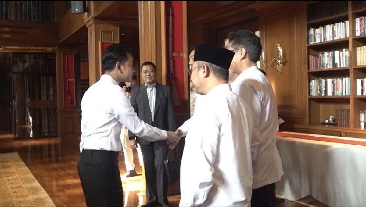 TOP INDO Suasana Pembekalan di Hambalang, Prabowo-Gibran dan Calon Menteri Berseragam Putih