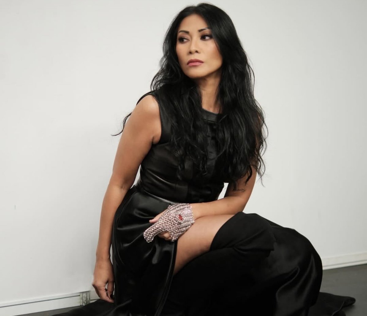 Anggun C Sasmi Tampil Stunning di Konser Isyana Sarasvati, Pakai Busana Serba Hitam