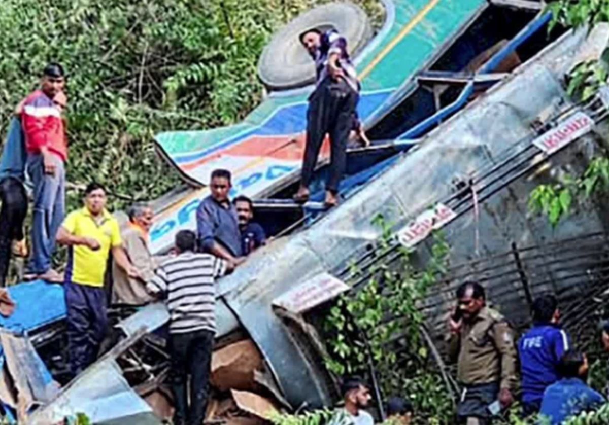 Bus Padat Penumpang Terjun ke Jurang, 36 Orang Tewas