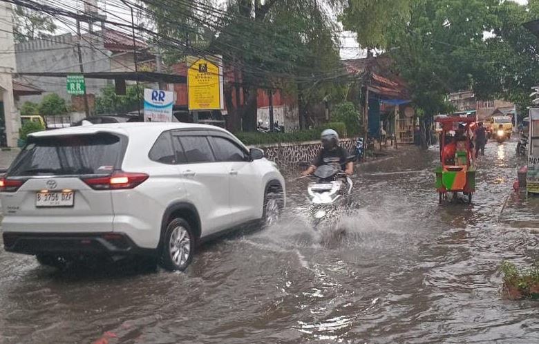 Diguyur Hujan, 2 Ruas Jalan di Jakarta Selatan Tergenang