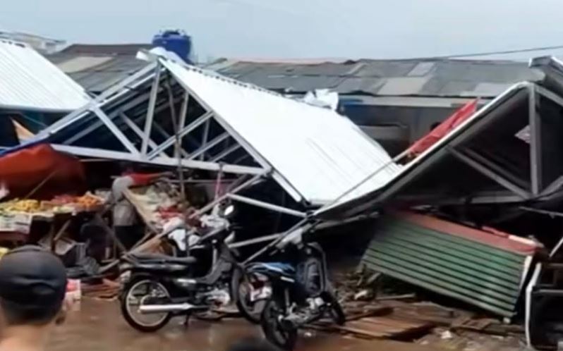 Diterjang Hujan Angin, Sejumlah Lapak di Pasar Ciputat Ambruk