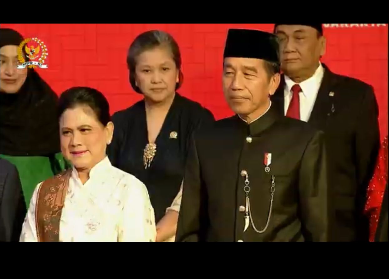 Gaya Jokowi-Iriana di Pelantikan Prabowo-Gibran, Pakaian Betawi hingga Kebaya Khas Tiongkok