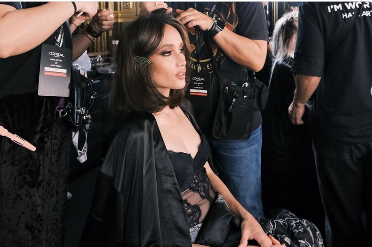 Gaya Rambut Baru Cinta Laura, Kece dengan Bob Sebahu di Paris Fashion Week 2024