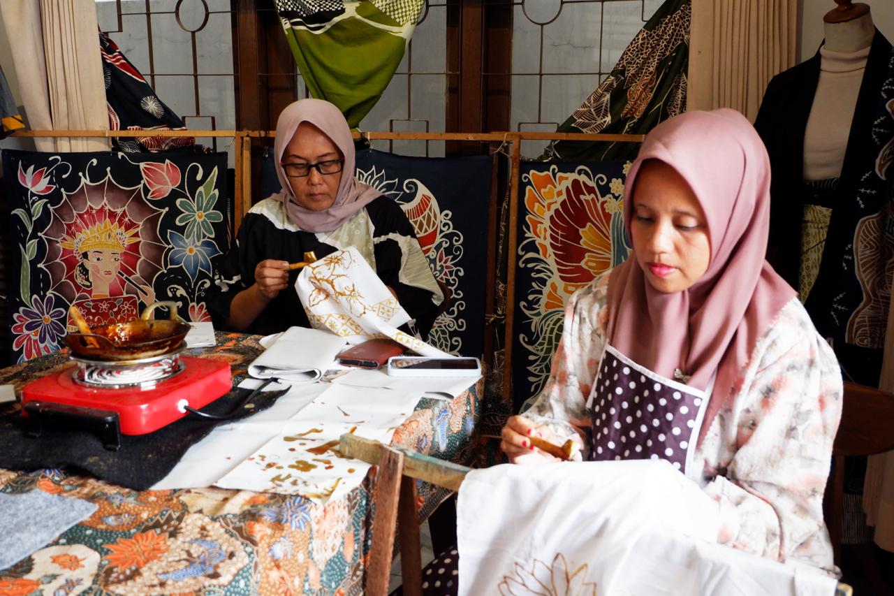 Hari Batik Nasional, Penyintas Kanker dan Tuna Rungu Ciptakan Kain Cantik