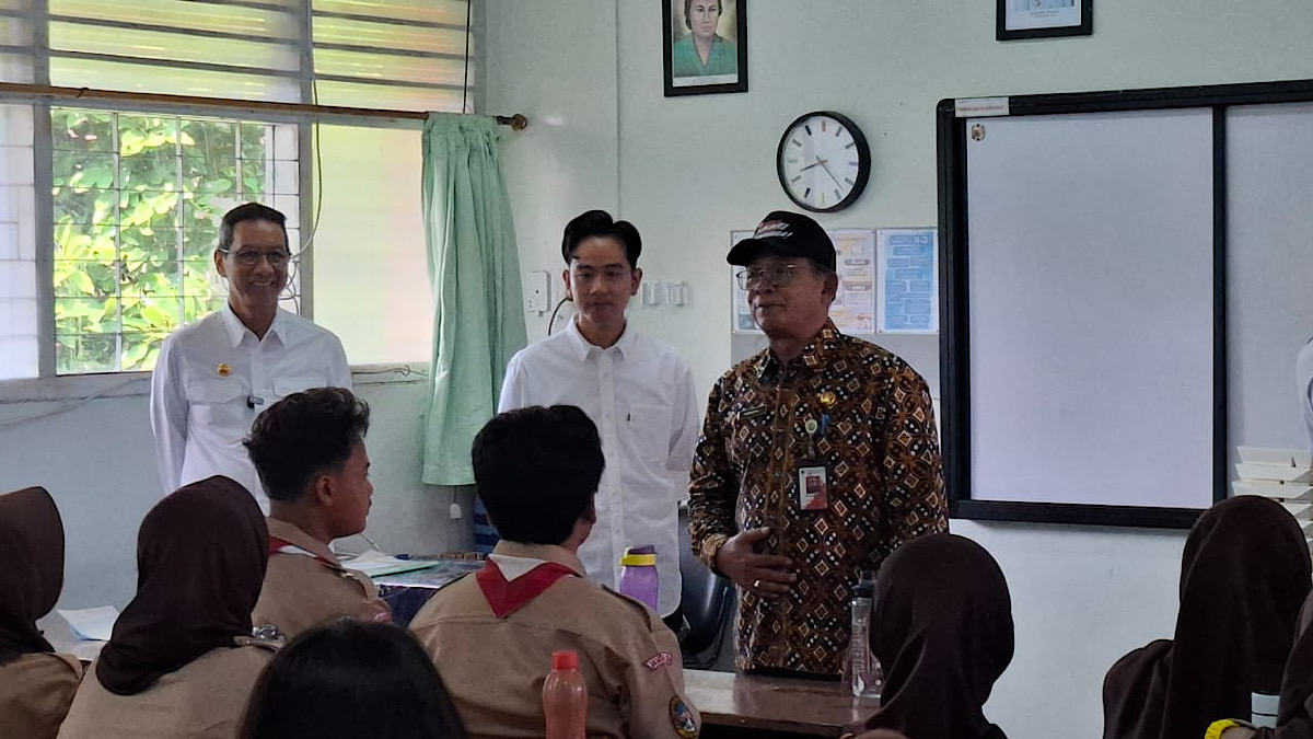 Heru Budi Bareng Gibran Tinjau Uji Coba Makan Bergizi Gratis Pertama di Tingkat SMA