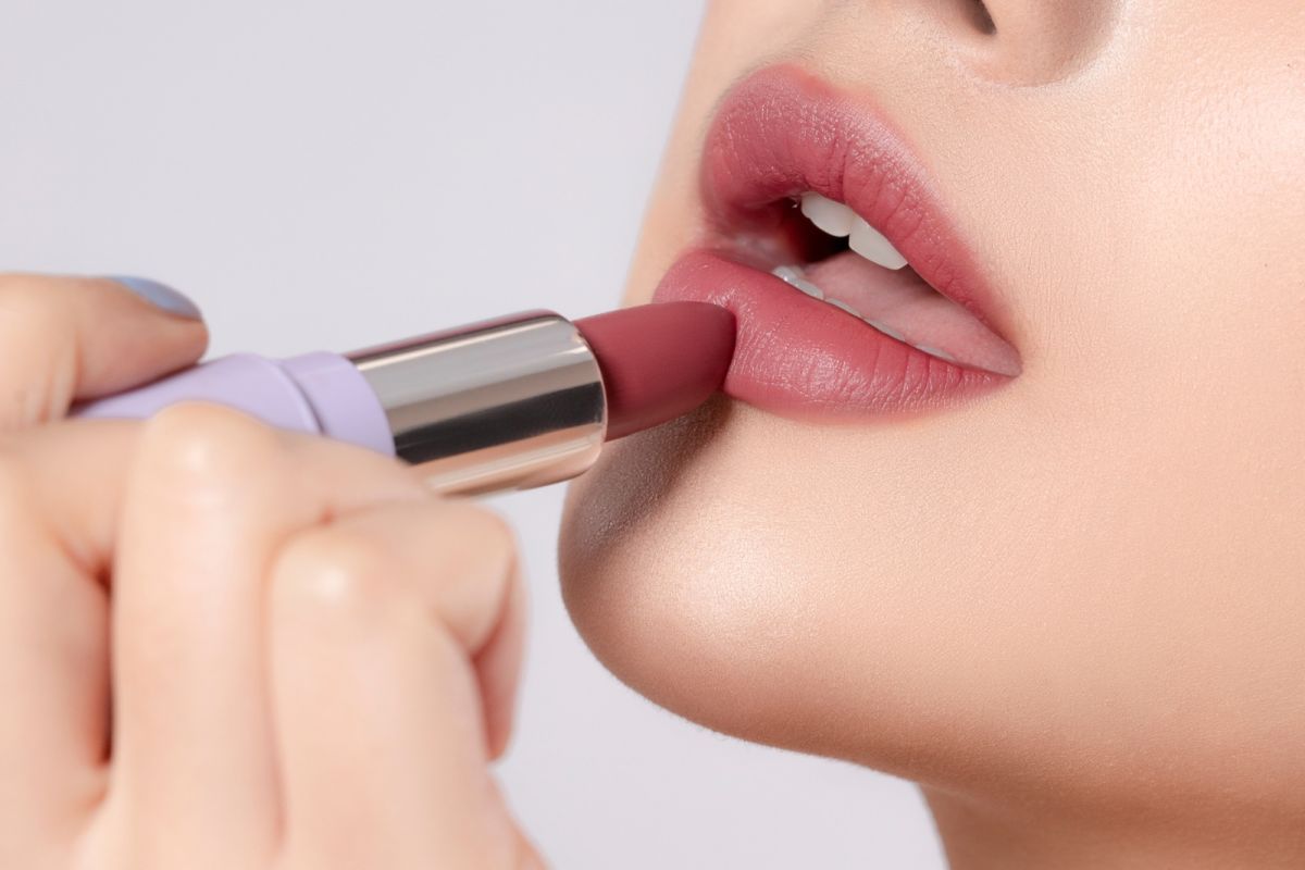 Ini Tips Tampil Pede dengan Lipstik Merah