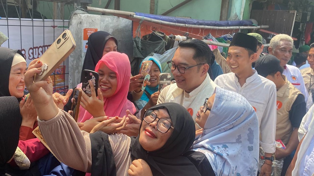 Momen Warga Cakung Berebut Selfie Bareng Ridwan Kamil