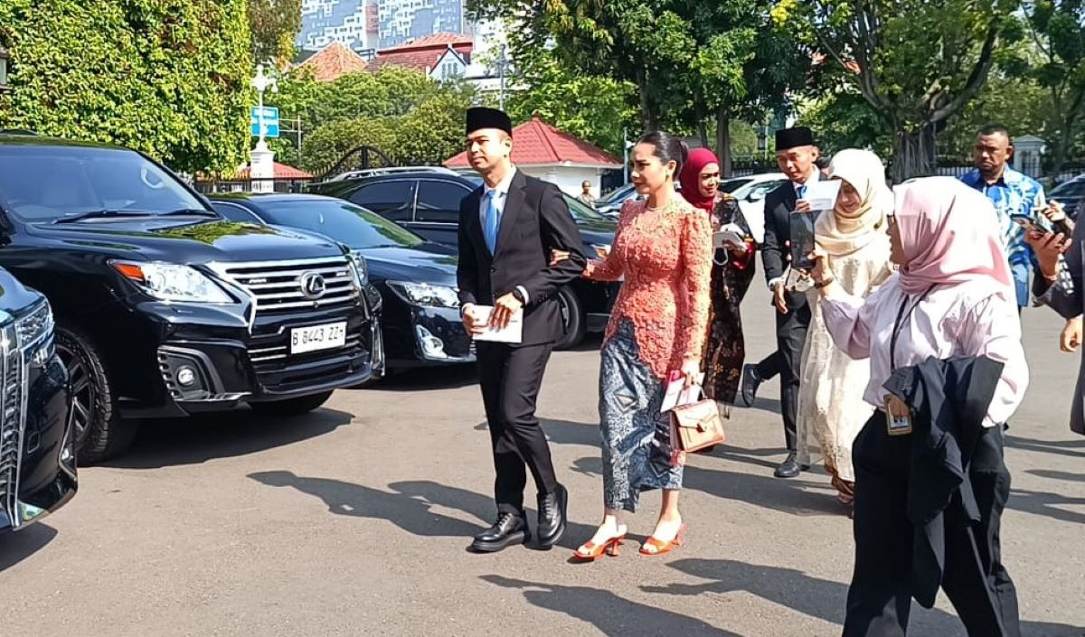 Nagita Slavina Tenteng Tas Mewah saat Pelantikan Raffi Ahmad di Istana Negara, Segini Harganya!