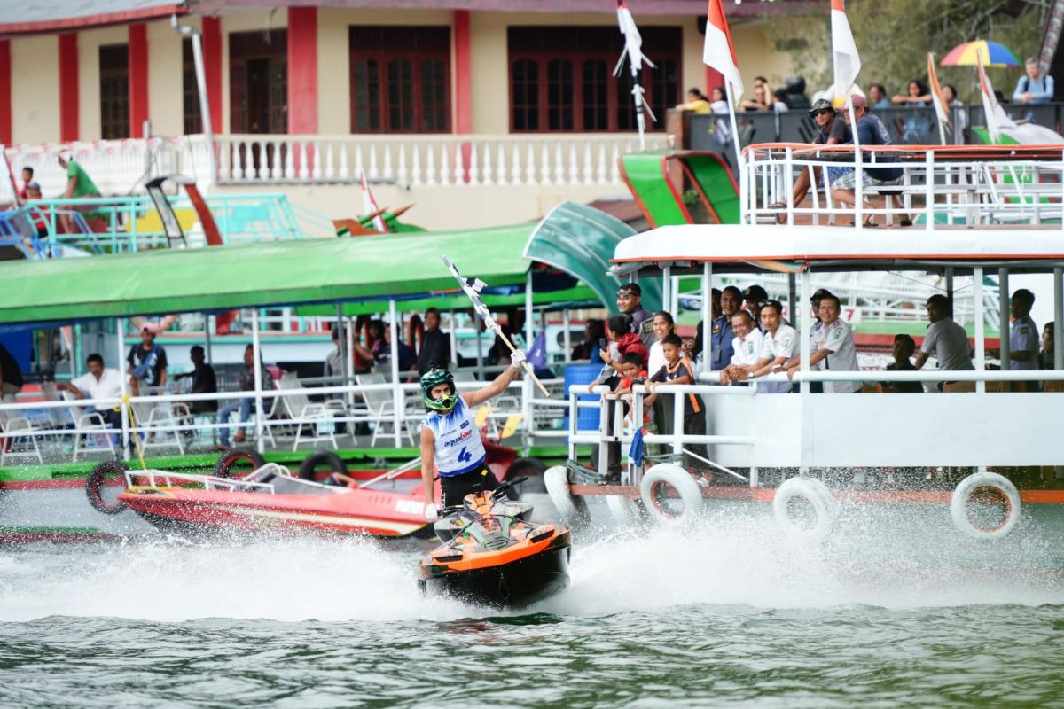 Penonton Antusias Saksikan Aquabike Jetski World Championship 2024 di Danau Toba