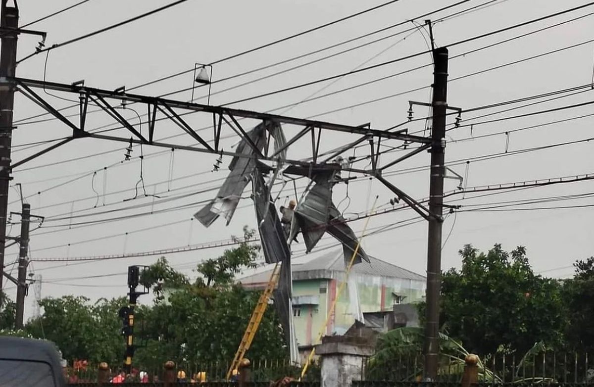 Perjalanan KRL Jakarta-Bogor Terganggu Gegara Asbes Terbang