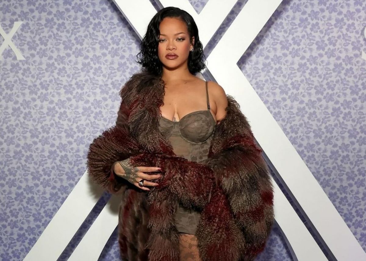 Potret Menggoda Rihanna dengan Outfit Camoflage, Seksi nan Glamor