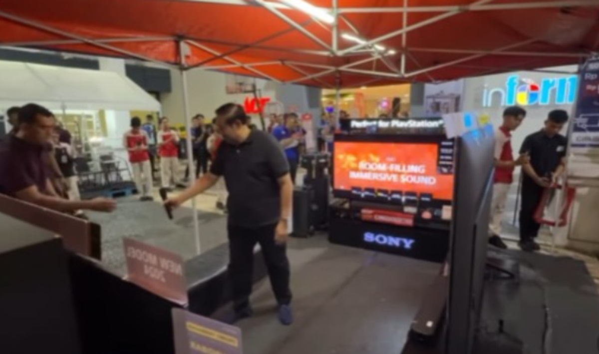 Potret SBY Santai Karaoke Lesehan di Stand Booth Elektronik, Netizen: Adem Lihatnya