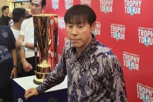 Shin Tae-yong Kenakan Batik saat Hadiri Tur Trofi ASEAN Championship Mitsubishi Electric�Cup�2024 di Jakarta, Disambut Antusias Penggemar