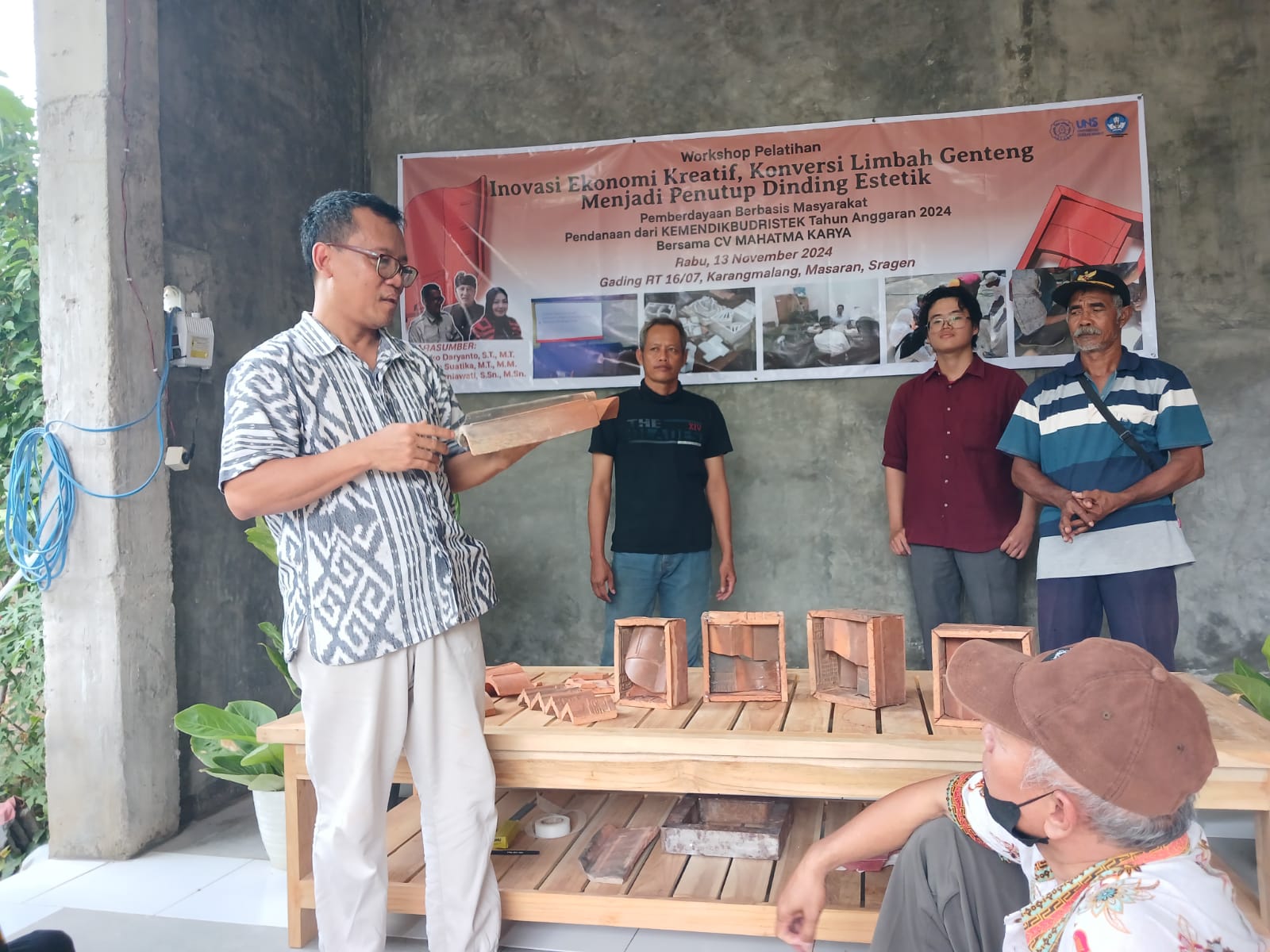 Tim PKM UNS Beri Pelatihan Pengolahan Limbah Genting Jadi Penutup Dinding 3 Dimensi