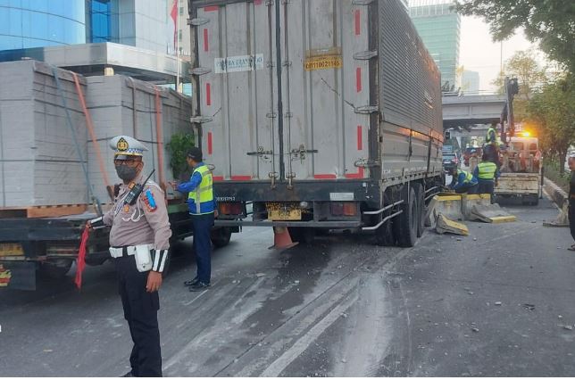 Truk Tabrak Pembatas Busway di Tomang Arah Slipi, Lalin Macet