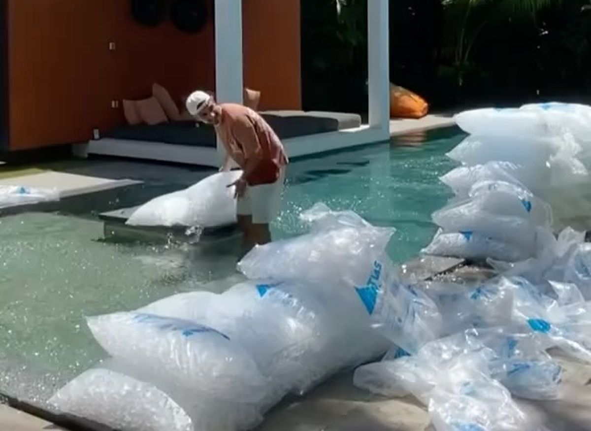 Viral Aksi Random Bule di Bali Tuang Es Batu ke Kolam Renang Gegara Gerah, Netizen: Mau Dagang Es Buah?