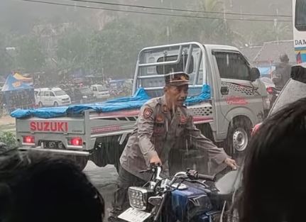 Viral Polisi Tetap Urai Kemacetan di Bogor Meski Kehujanan hingga Basah Kuyup