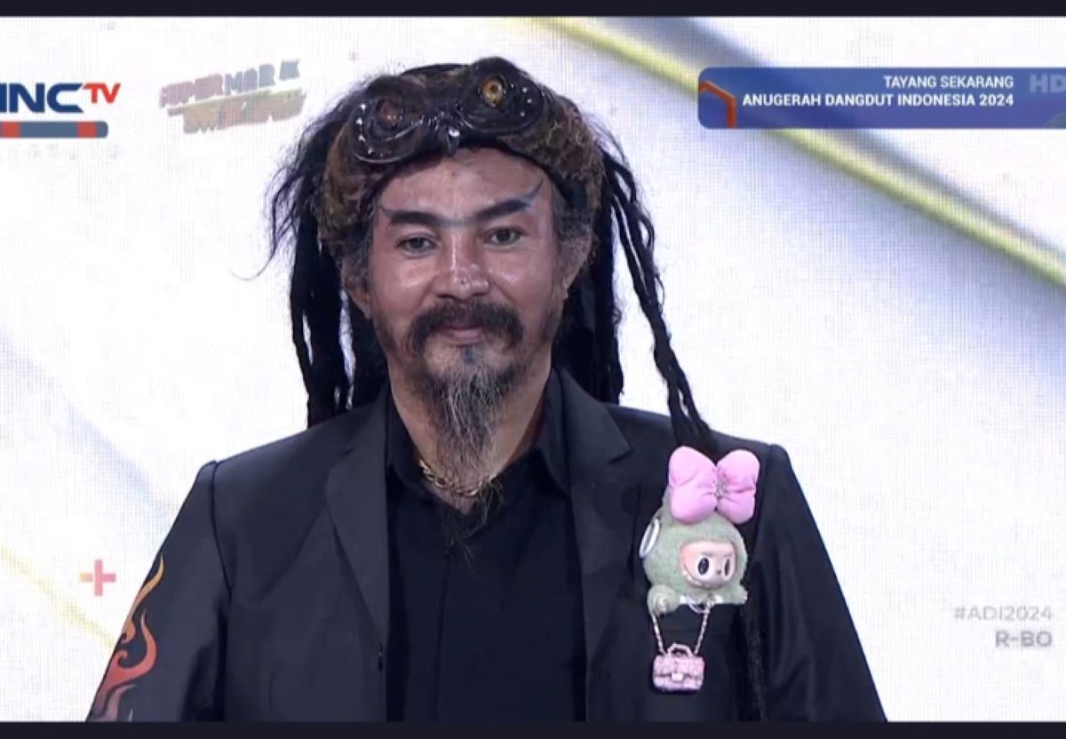 5 Potret Kocak Master Limbad di Anugerah Dangdut Indonesia 2024, Boneka Labubu Bikin Salfok