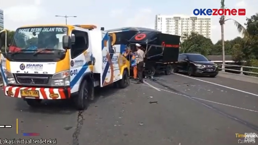 Detik-Detik Toyota Alphard Terlibat Kecelakaan Beruntun di Tol Dalam Kota