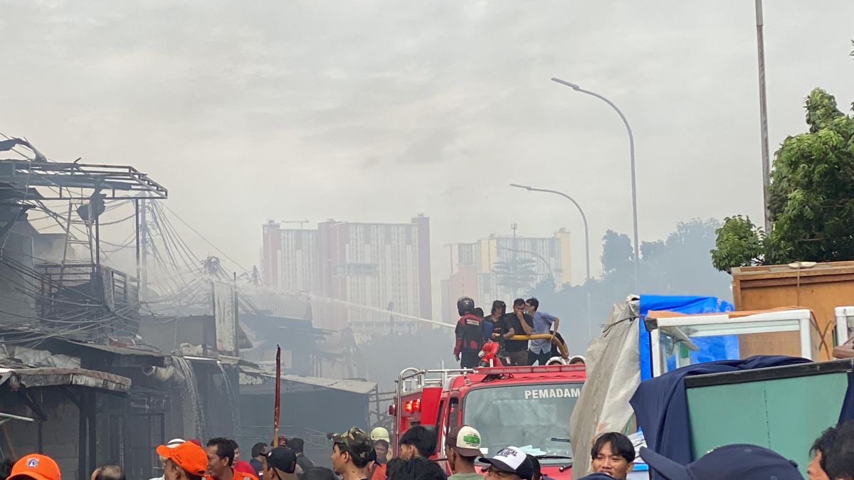 Kebakaran di Kemayoran, Remaja Ini Tertunduk Lesu Rumahnya Hangus Usai Wisuda