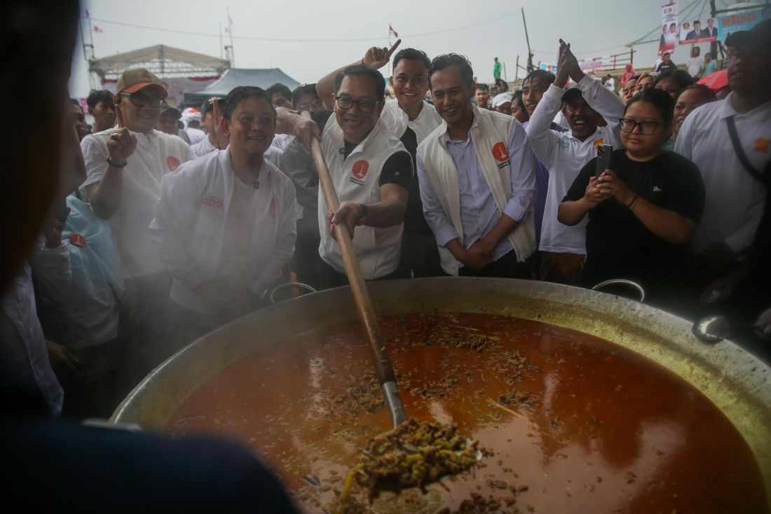 Momen Ridwan Kamil Masak Besar Bareng Bobon Santoso untuk Ribuan Warga Kalibaru