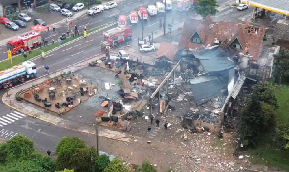 Pesawat Jatuh di Pusat Kota Brasil, Semua Penumpang dan Pilot Tewas