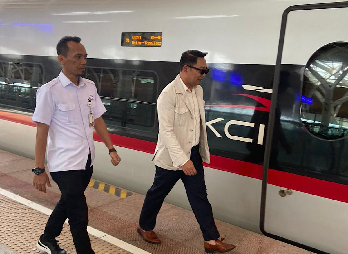 Ridwan Kamil Naik Kereta Cepat dari Jakarta untuk Nyoblos Pilkada di Bandung