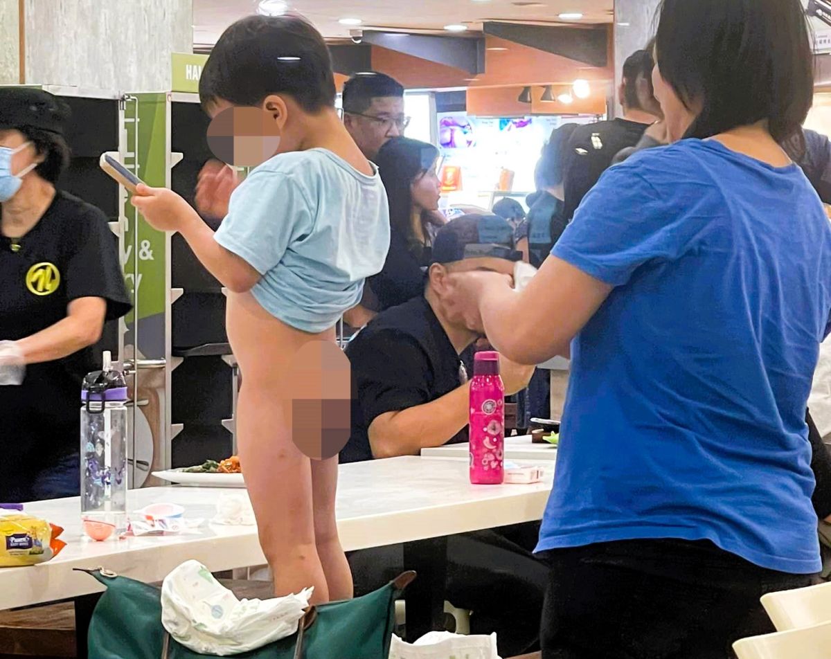 Viral! Ibu Ganti Popok Balita di Restoran yang Penuh Pengunjung