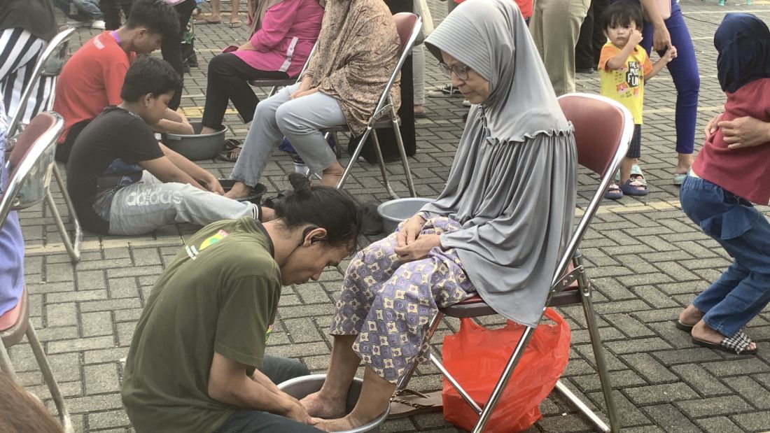 Isak Tangis Warnai Aksi Cuci Kaki Ibu Massal di Jakarta