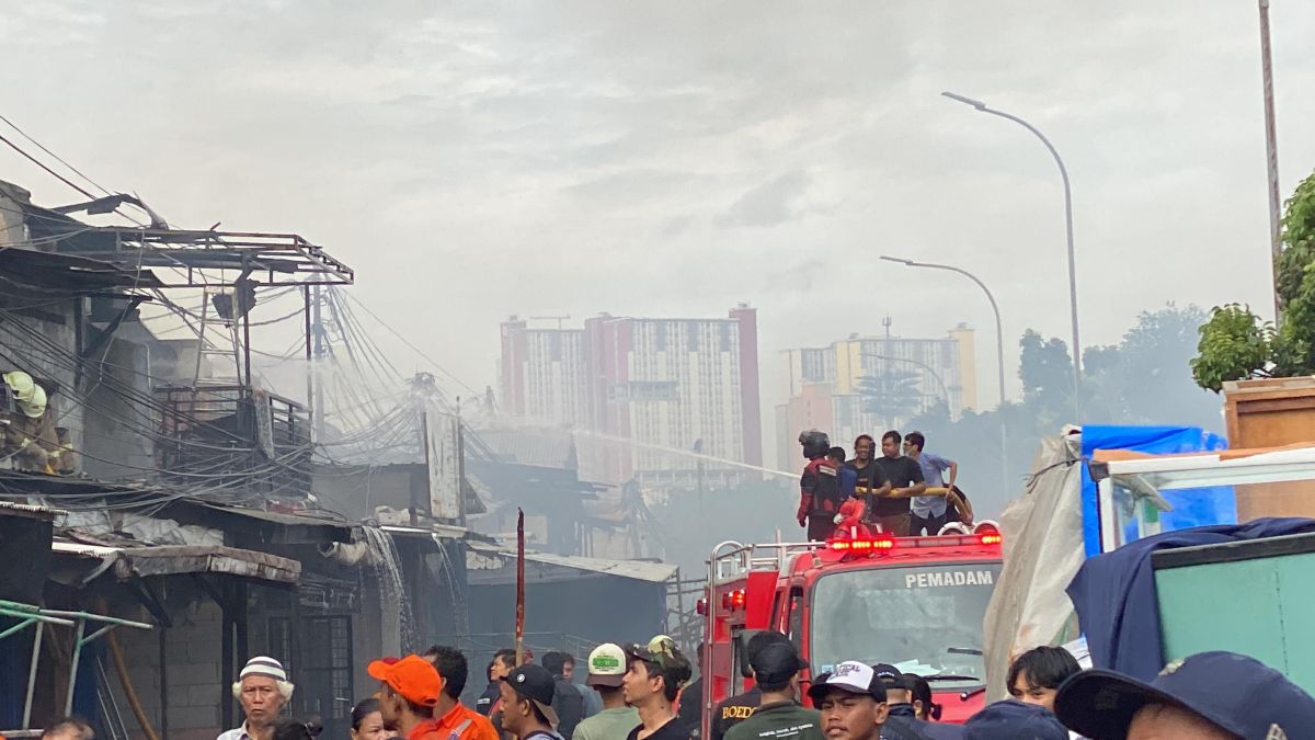 Petugas Masih Padamkan Api yang Membakar Pemukiman Warga Kemayoran