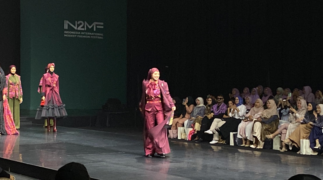 Potret Dewi Perssik Tampil di Catwalk IN2MF 2024, Cantik dengan Hijab Turban