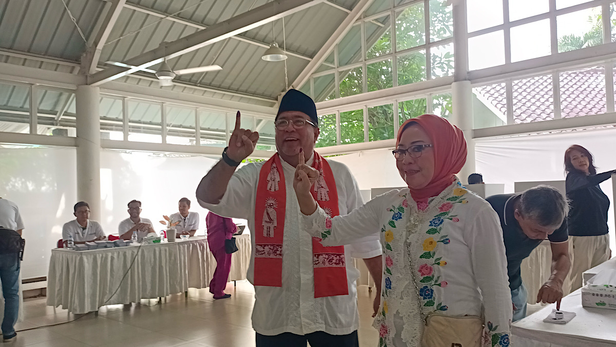 Rano Karno Nyoblos di Cilandak, Ditemani Istri dan Cucunya