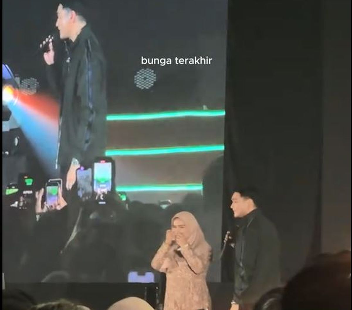 Viral, Afgan Menangis di Atas Panggung saat Nyanyikan Lagu Bunga Terakhir